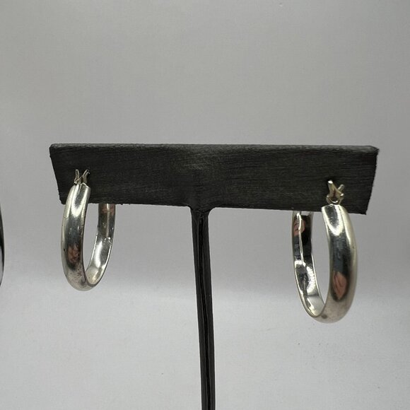 Pierced Hoop Earrings Shiny Silver Tone 1 inch‎ Saddleback Hinged Closure - Picture 5 of 7